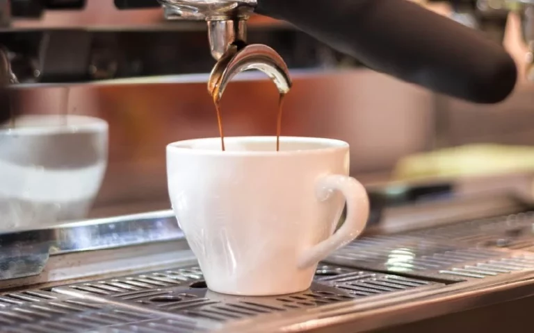 ¿Cuánto dinero gana el bar por cada café que sirve?