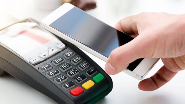Alerta de la OCU sobre los peligros de pagar con el móvil