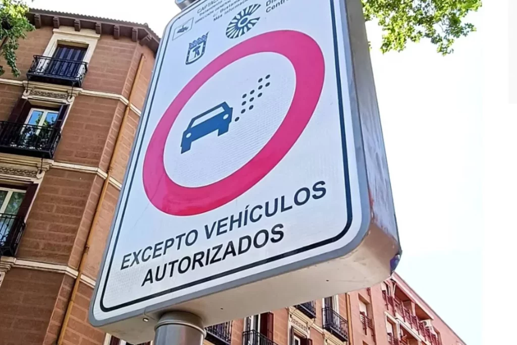 La nueva señal de la DGT vuelve locos a los conductores: qué significa y qué multa te ponen 4 ¿Cuánto cuesta no respetar la señal R-120?