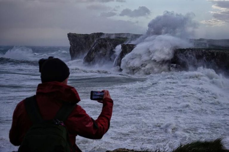 Previsión del tiempo: 6 provincias con avisos por viento y olas, con temperaturas al alza este martes 2 de abril