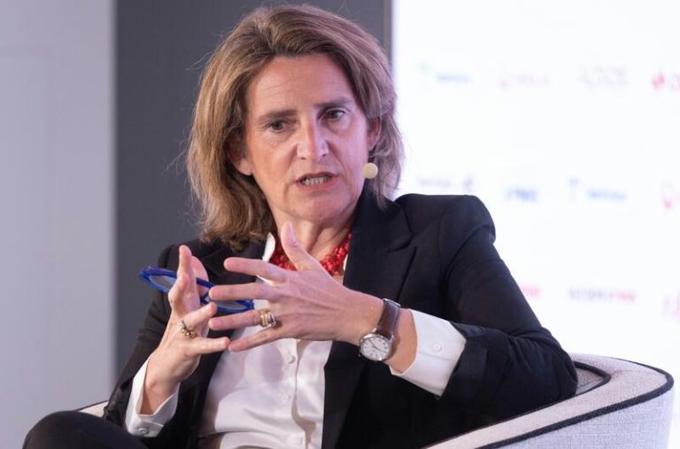 Ribera prevé que los precios de la electricidad sigan bajos un tiempo, con episodios 