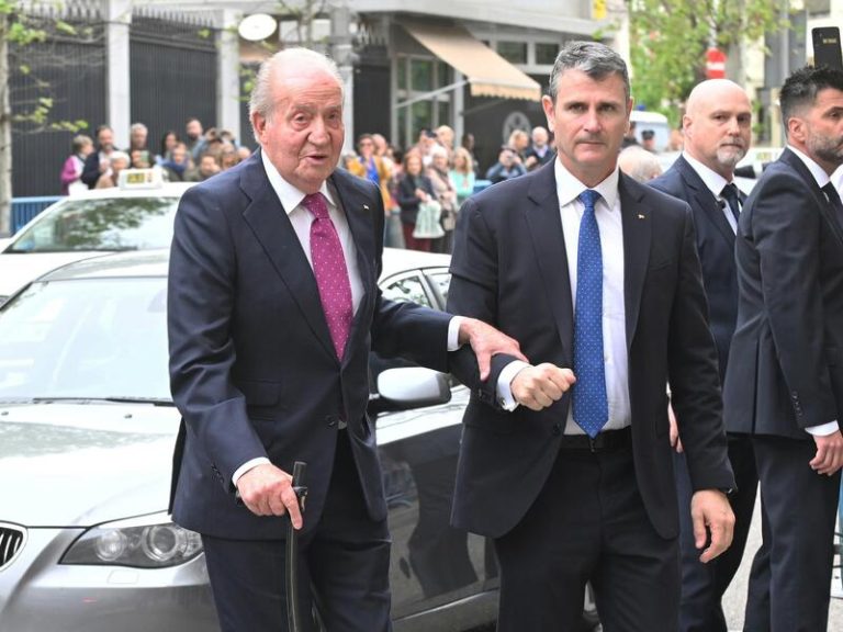 El Rey Juan Carlos I asiste feliz a la boda de José Luis Martínez-Almeida y Teresa Urquijo