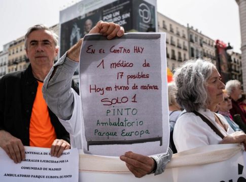 Una cadena humana de más de 300 personas rodea la Puerta del Sol en defensa de la Sanidad Pública Una cadena humana de más de 300 personas rodea la Puerta del Sol en defensa de la Sanidad Pública