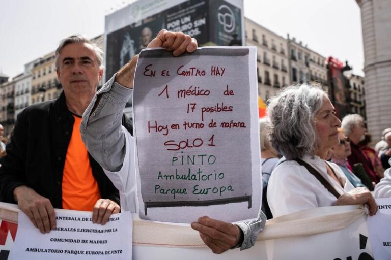 Una cadena humana de más de 300 personas rodea la Puerta del Sol en defensa de la Sanidad Pública