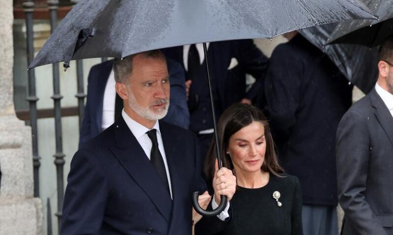El comentado gesto de Felipe con Letizia en público en el funeral de Fernando Gómez-Acebo