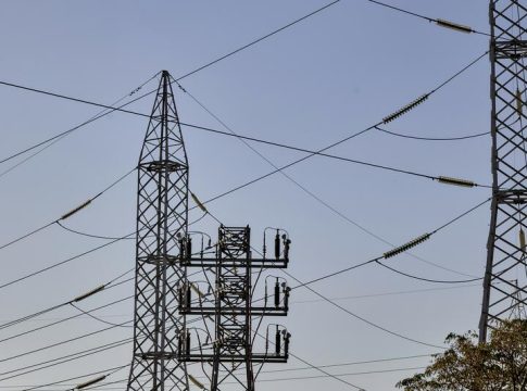 El precio de la luz vuelve a sumar siete horas negativas este jueves