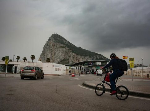 Bruselas busca desencallar la negociación sobre Gibraltar con Albares, Cameron y Picardo Bruselas busca desencallar la negociación sobre Gibraltar con Albares, Cameron y Picardo