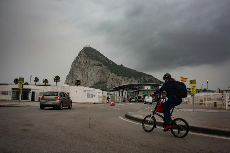 Bruselas busca desencallar la negociación sobre Gibraltar con Albares, Cameron y Picardo