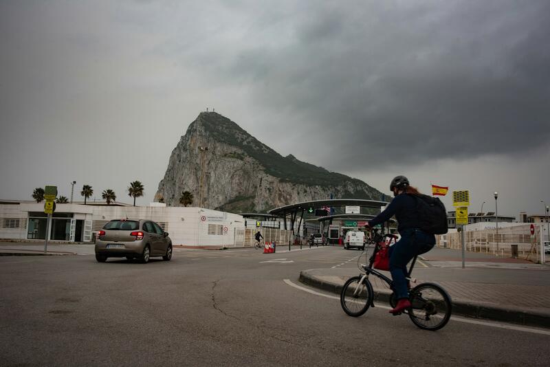 Bruselas busca desencallar la negociación sobre Gibraltar con Albares, Cameron y Picardo Bruselas busca desencallar la negociación sobre Gibraltar con Albares, Cameron y Picardo