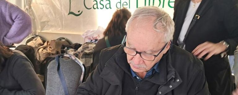 Vierci firma 'La sociedad de la nieve' en su primer Sant Jordi