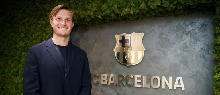 El Barça renueva al lateral Jonathan Carlsbogard hasta 2028