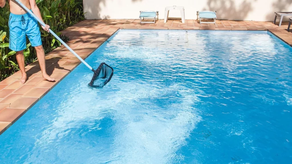 El único truco que sí funciona para dejar tu piscina siempre limpia 2 Dos pasos extras para tener tu piscina lista para sumergirse