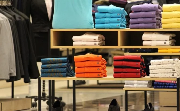 5 pantalones capri de Mango para combinar con Skechers