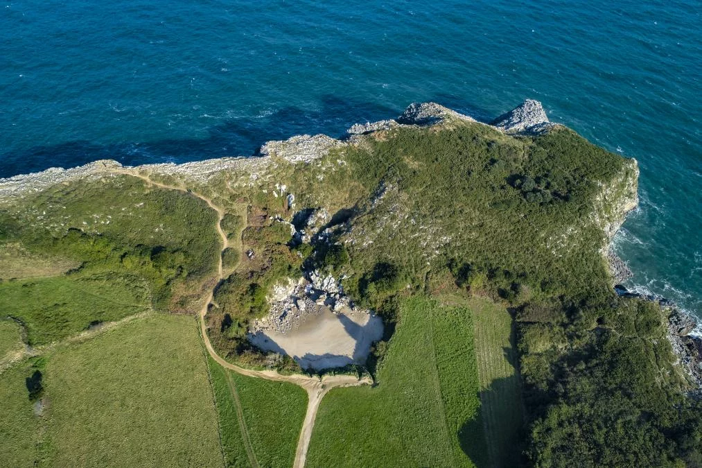 La playa de Gulpiyuri que todo español debe conocer