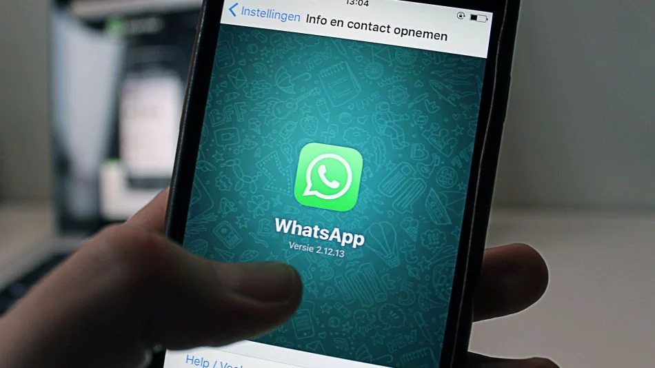 ¿Cada cuánto debo hacer esto y cómo borro un contacto de Whatsapp?