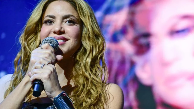 Blackstone entra al negocio de la música con los catálogos de Shakira y Neil Young