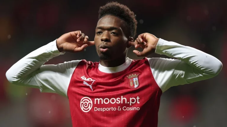 Álvaro Djaló sale del problema en que le metió el Athletic