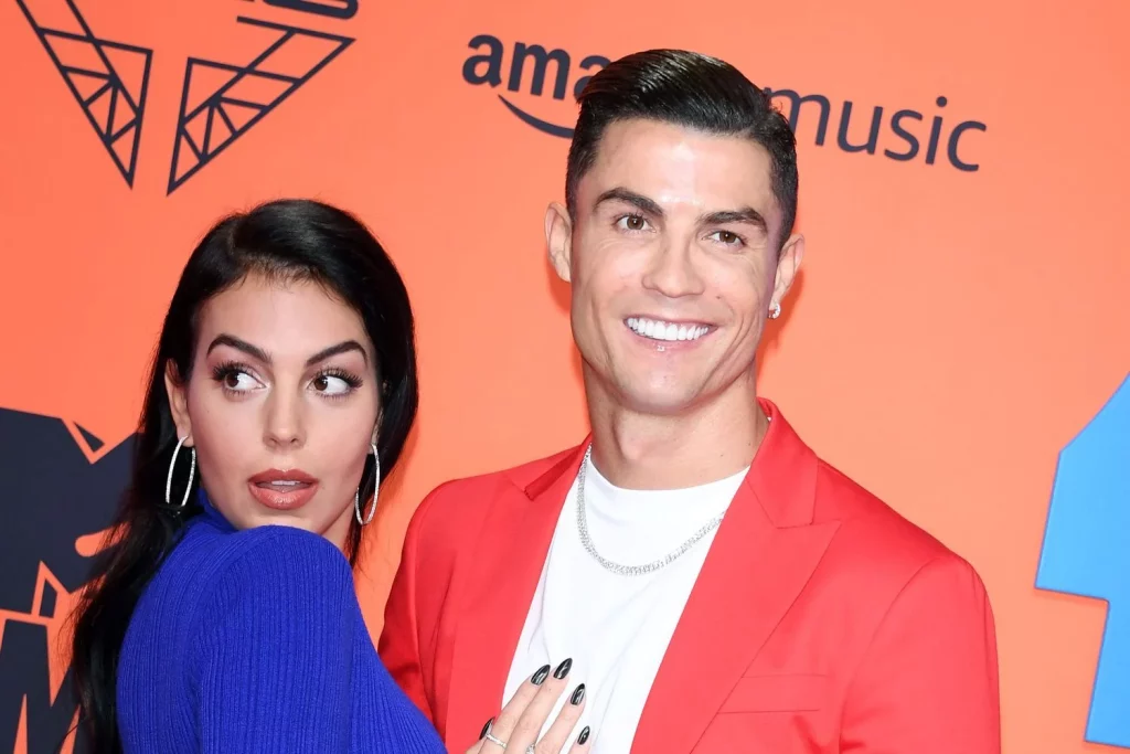 Machacan a Cristiano Ronaldo por aparecer así en una cena romántica con Georgina Rodríguez 18 Ansiedad o simple hábito