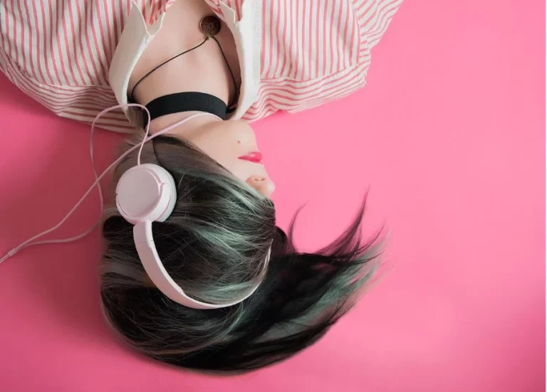 Así afecta al cerebro escuchar vídeos o podcasts a más velocidad de lo normal