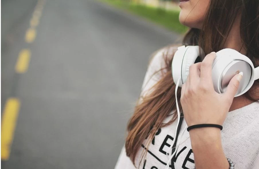 Así afecta al cerebro escuchar vídeos o podcasts a más velocidad de lo normal