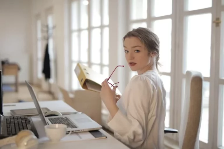 Atrévete con el rompedor 2 piezas de Zara, con chaqueta y falda midi de estilo retro