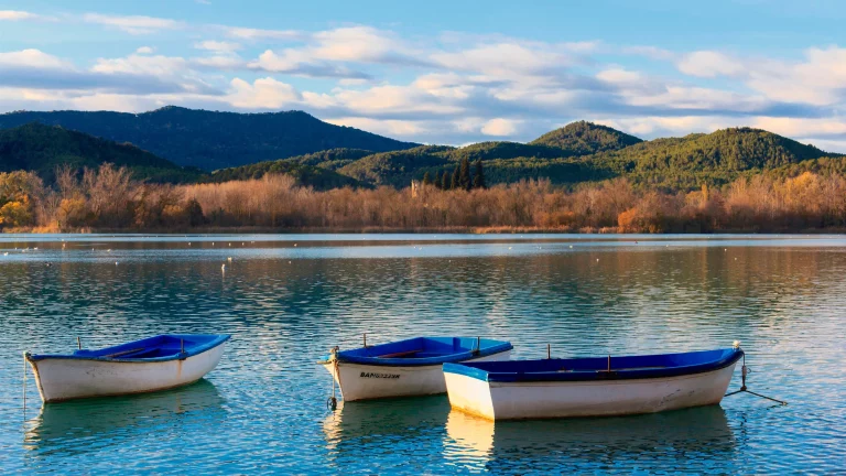 Monstruos y misterios en Cataluña: Conoce la leyenda del Lago Banyoles, el 'Lago Ness' español