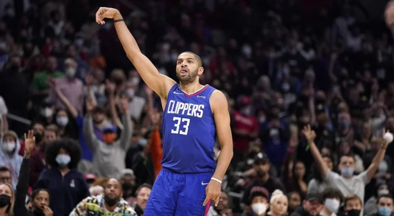 Batum se viste de Embiid para lanzar a los Sixers