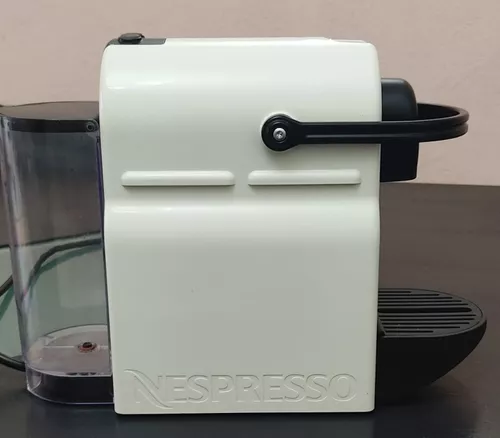 Dimensiones compactas y depósito de agua extraíble