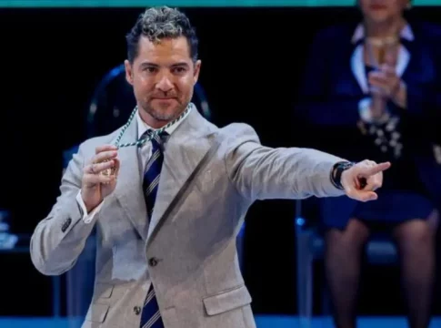 David Bisbal ama calzar unas cómodas zapatillas Skechers Las zapatillas Skechers de David Bisbal para llevar con vaqueros y pantalones de cualquier color