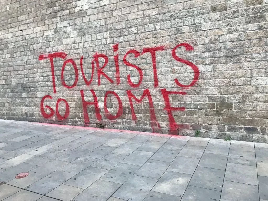 El eco de las pintadas en Tenerife: Un reflejo de tensiones sociales y económicas en las islas