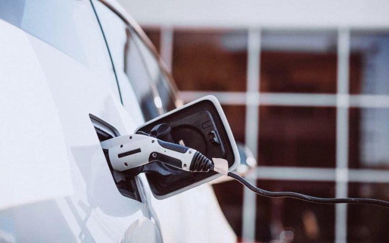 Las carencias del vehículo eléctrico dejarán a España en el furgón de cola para 2030