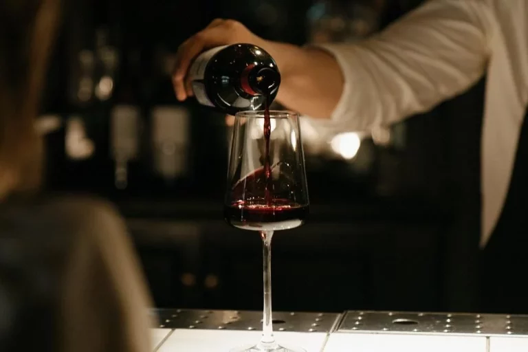 Este bar da vino gratis a quien no use el móvil en la mesa