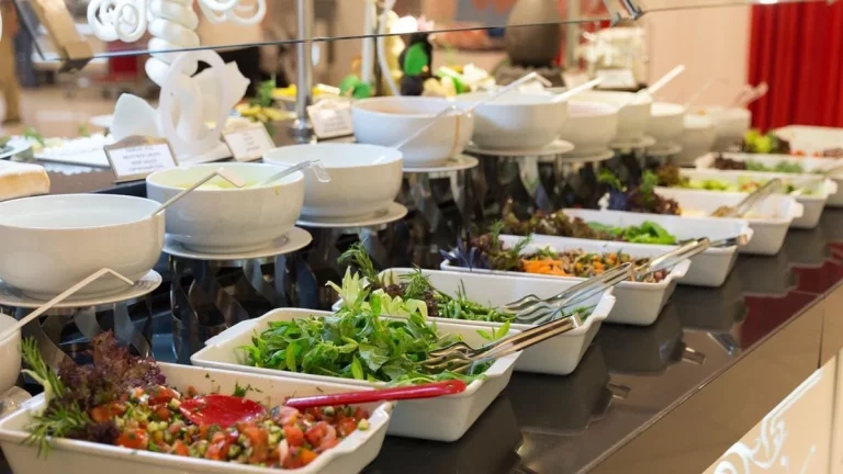 Este es el truco que usan los hoteles en su buffet libre para no perder dinero