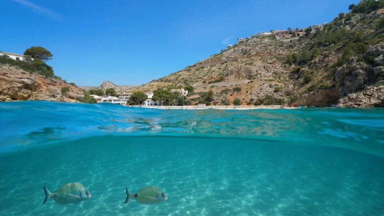 Este pueblo español es un rincón bendecido por un clima privilegiado al que tienes que viajar