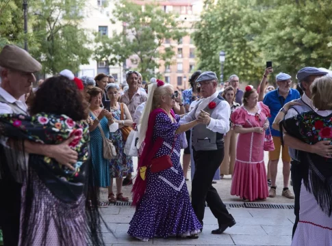 Una pareja participa en el Concurso de Chotis y Pasodoble durante las Fiestas de la Paloma 2022, a 14 de agosto de 2022, en Madrid (España).