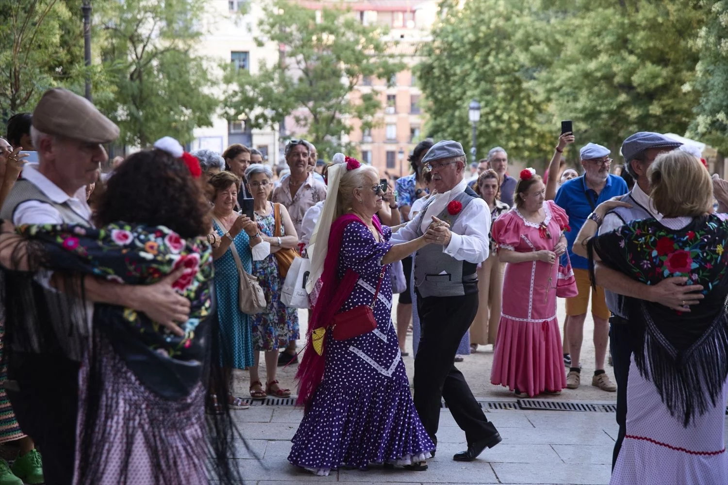 Una pareja participa en el Concurso de Chotis y Pasodoble durante las Fiestas de la Paloma 2022, a 14 de agosto de 2022, en Madrid (España).