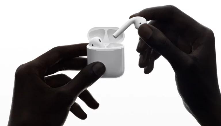 El uso que haces de los AirPods y auriculares puede provocarte una enfermedad y Apple quiere poner remedio