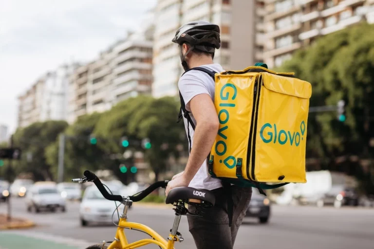 Los riders de Glovo y Uber Eats afrontan la presión policial ante la situación irregular