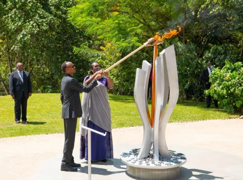 El presidente de Ruanda, Paul Kagame, y la primera dama, Jeannette Kagame, encienden una llama conmemorativa en el Memorial del Genocidio de Kigali, el lugar de descanso final de más de 250.000 víctimas del genocidio de 1994 contra los tutsis, en Kigali
