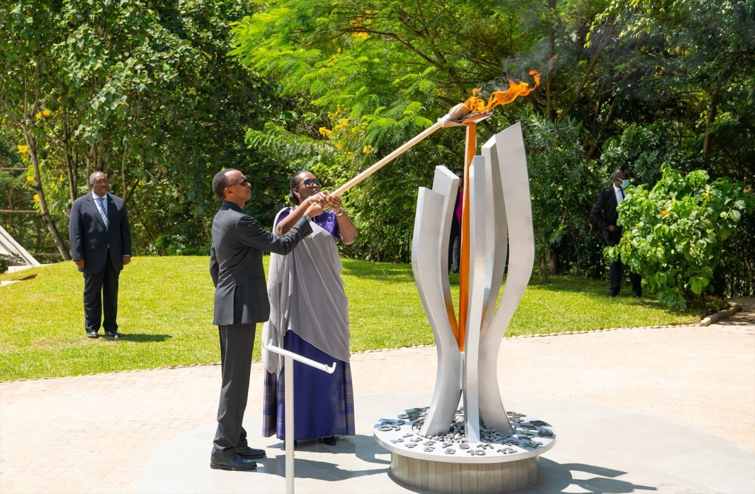 El presidente de Ruanda, Paul Kagame, y la primera dama, Jeannette Kagame, encienden una llama conmemorativa en el Memorial del Genocidio de Kigali, el lugar de descanso final de más de 250.000 víctimas del genocidio de 1994 contra los tutsis, en Kigali