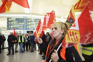 EuropaPress_5668958_trabajadora_concentracion_ugt_ccoo_catalunya_aeropuerto_barcelona_el_prat-1