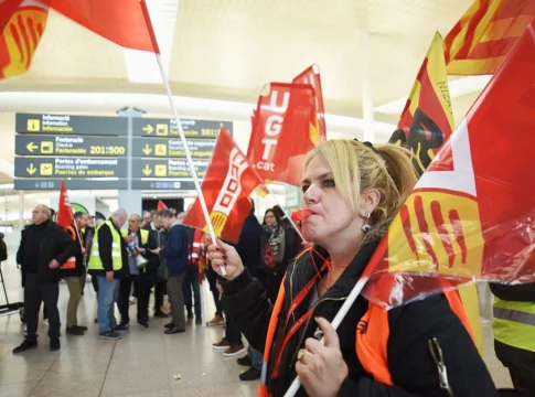 EuropaPress_5668958_trabajadora_concentracion_ugt_ccoo_catalunya_aeropuerto_barcelona_el_prat-1 EuropaPress_5668958_trabajadora_concentracion_ugt_ccoo_catalunya_aeropuerto_barcelona_el_prat-1