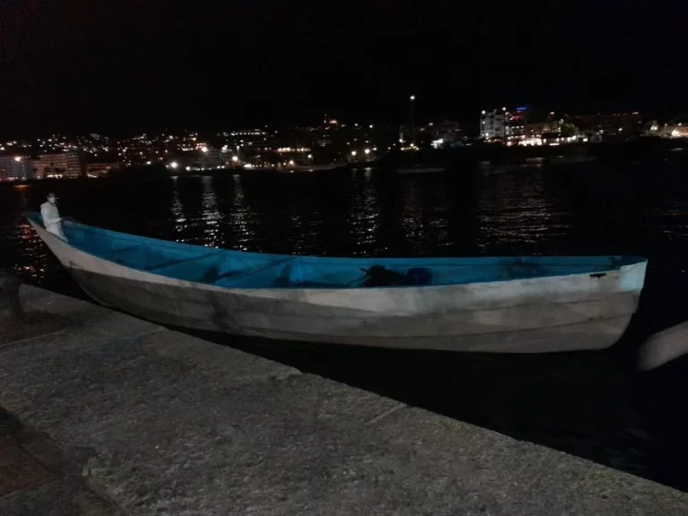 Llega un cayuco a Gran Canaria con un centenar de migrantes, uno en estado crítico