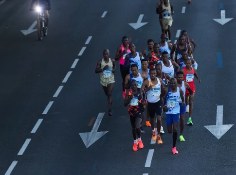 Varias personas participan en la maratón durante la 46ª edición del Zurich Rock 'N' Roll Running Series, a 28 de abril de 2024, en Madrid (España). El Zurich Rock ‘n’ Roll Running Series Madrid es un evento organizado por AD. MAPOMA, que celebra este año la 46ª edición del maratón de Madrid, con 40.000 participantes de todo el mundo