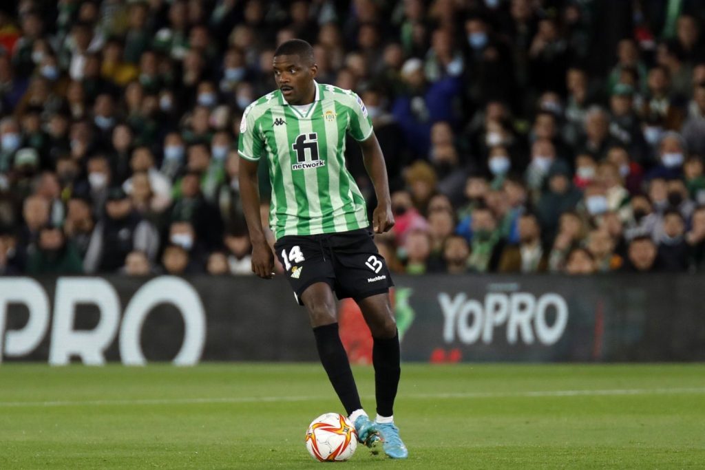 Manu Fajardo consigue sacar a William Carvalho del Betis. Fuente: Agencias