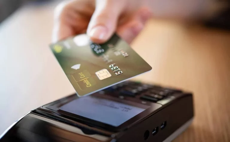 Fíjate siempre en esto antes de pagar con tarjeta o móvil en un datáfono
