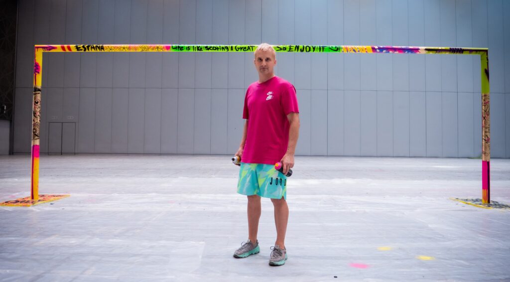 JoGis Art representó a España en la Copa Mundial de fútbol de Qatar, pintando una portería que estuvo expuesta en la ciudad de Doha.