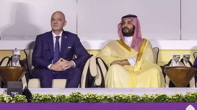 Gianni Infantino: la FIFA arde, las ciudades le exigen su dinero y Wenger lo remata