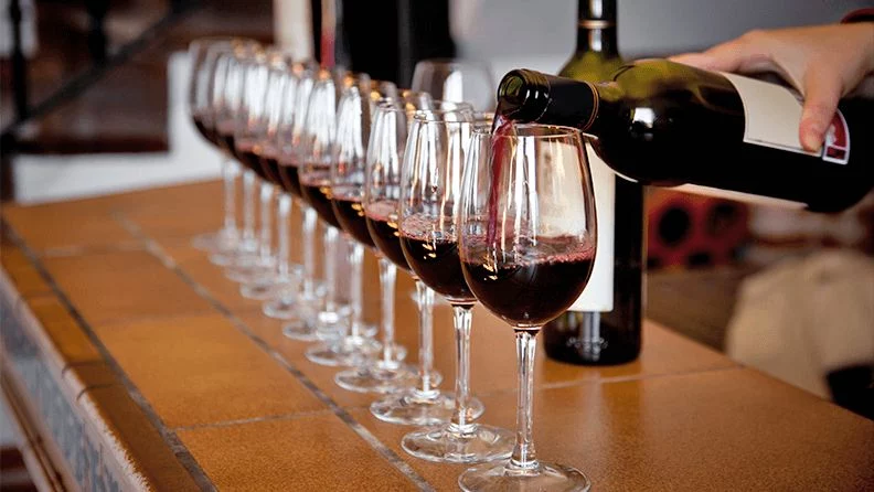 Innovación gastronómica: vino gratis a cambio de desconexión digital