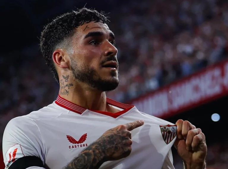 Isaac Romero resuelve su futuro en el Sevilla FC